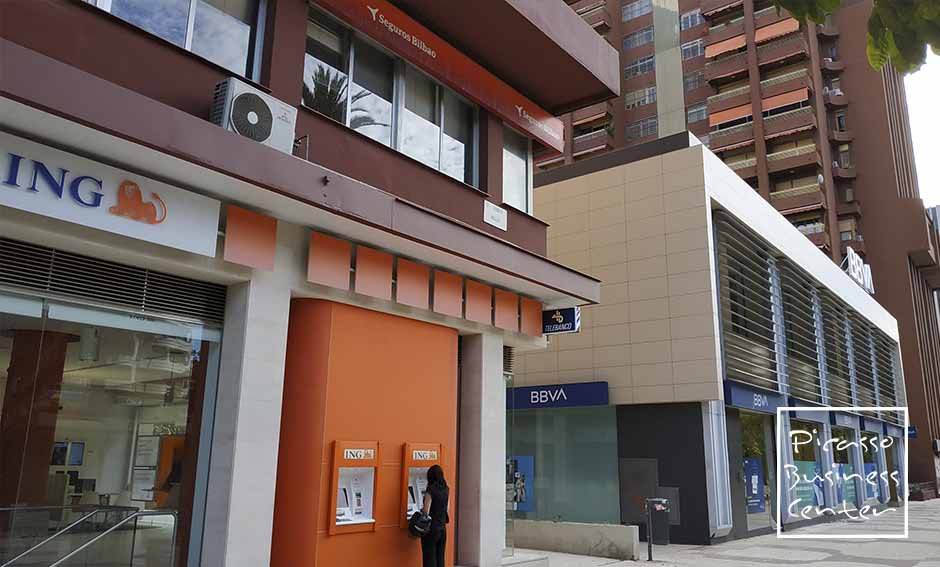 ING Bank, CaixaBank, BBVA, Abanca, Forsikringer Bilbao, Unicaja, Sparebank Rural de Granada, Ges Forsikringer, Aegon Forsikringer, Ecuadors Konsulat, Juan Rojano Trujillo Advokater, Villanueva Rådgivere, M+C Konsulenter, Jiménez Rådgivere og Konsulenter, Rådgivende Villasclaras, Procusan Eiendomsmeglingsfirma